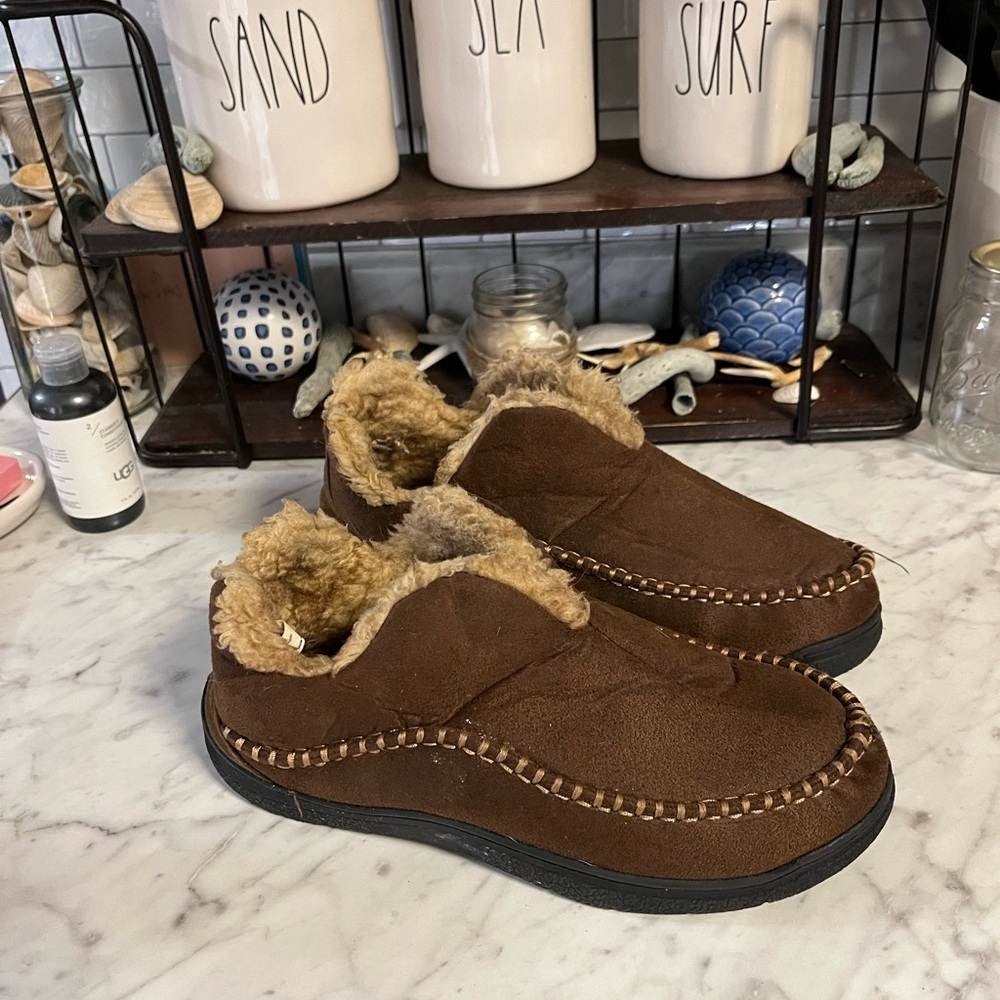 Wishcotton men’s size 10 Cozy Brown buckskin Slippers with Plush Lining